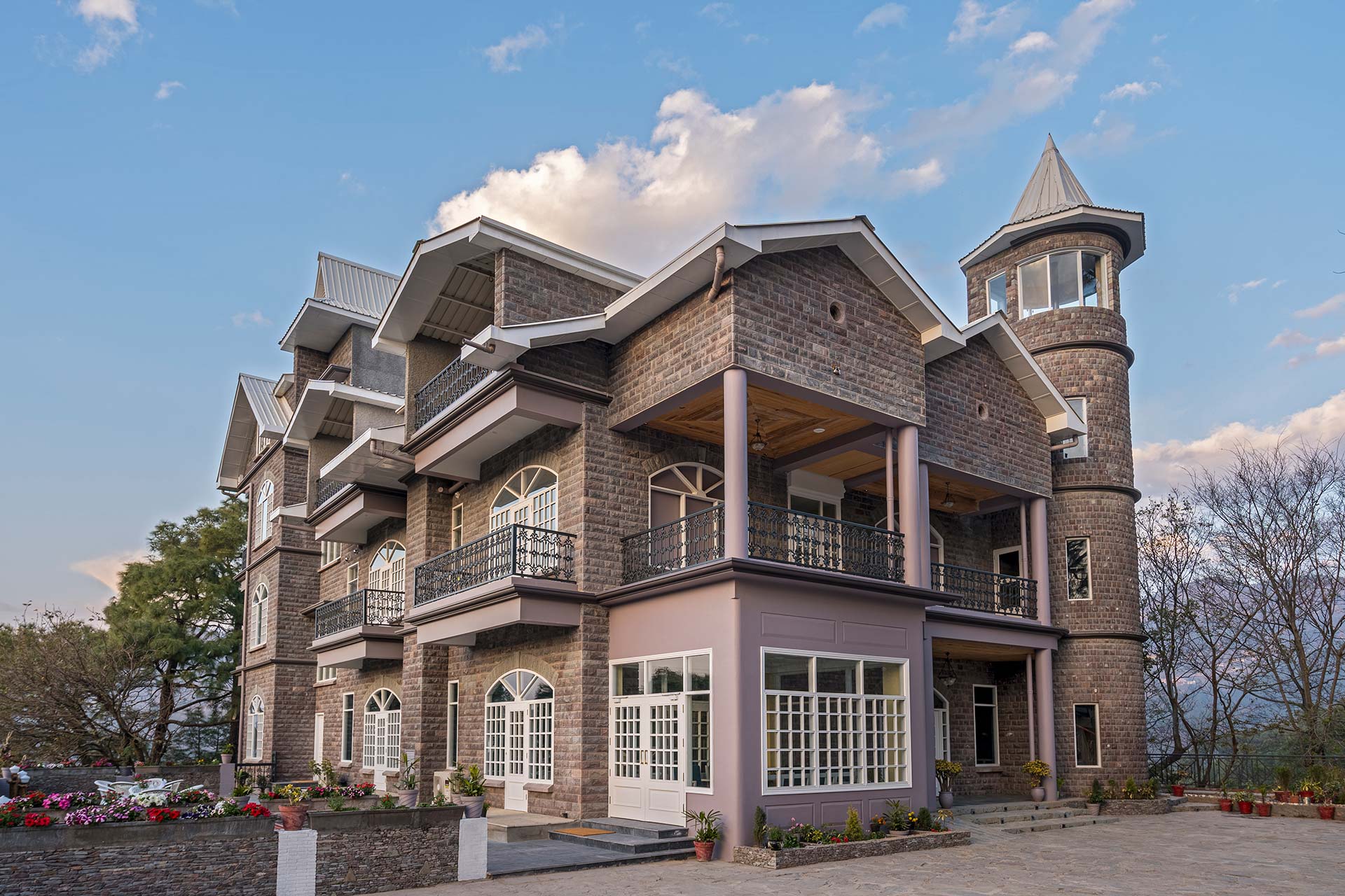 Stay at These Homestays in Himachal Pradesh for a Dreamy Summer Getaway