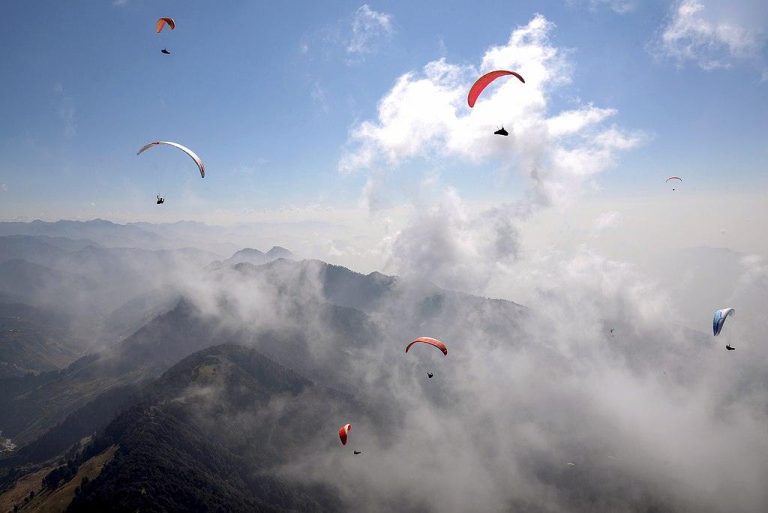 Paragliding in Bir Billing, Himachal Pradesh