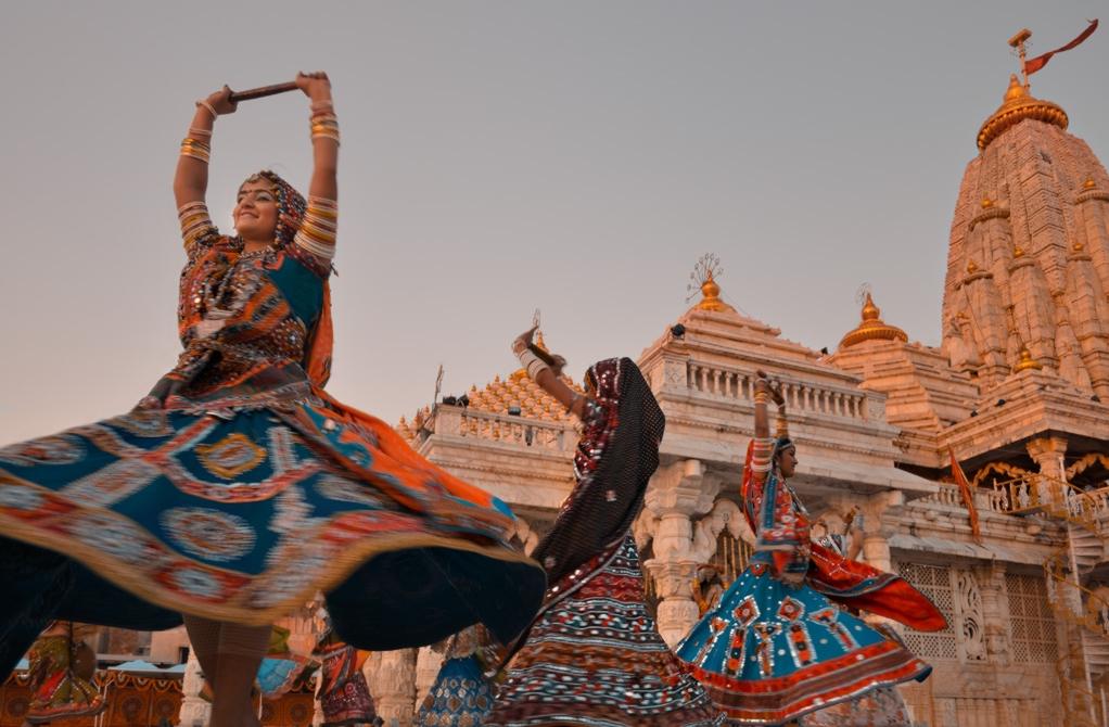 मुंबई से अहमदाबाद कितने किलोमीटर है: दूरी, रूट, कहाँ रुकें और अहमदाबाद में घूमने की जगहें – नवरात्रि 2026 स्पेशल गाइड