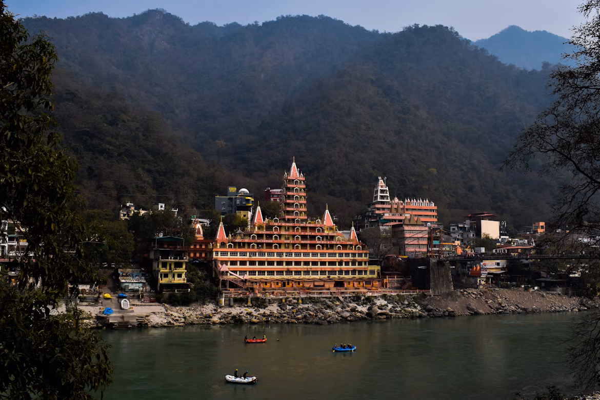 ऋषिकेश कब जाना चाहिए: कब करें एडवेंचर, योग और आध्यात्मिक अनुभव
