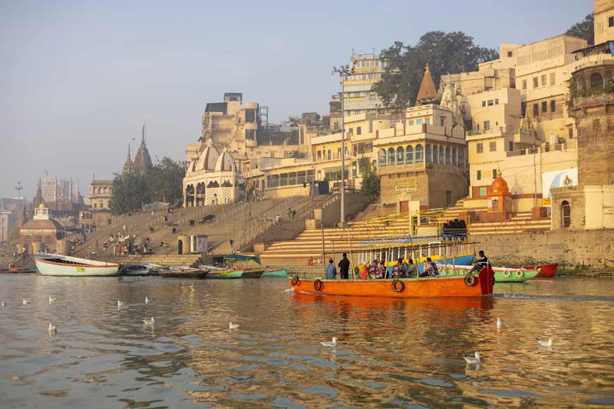 वाराणसी कैसे पहुँचे: आपकी सम्पूर्ण यात्रा गाइड
